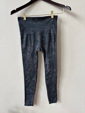 SPANX Look At Me Now Seamless Leggings in Black Camo, Size small